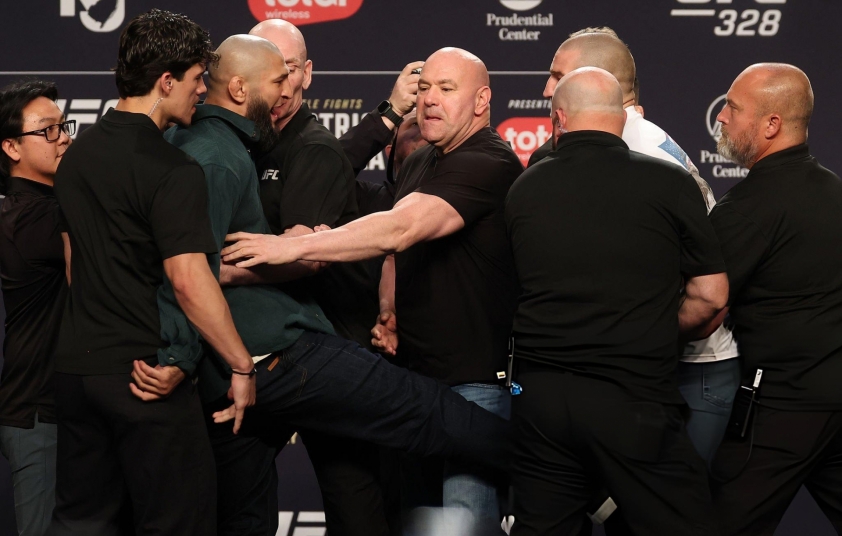 Strickland hạ nhục Chimaev trước thềm UFC 328 831276